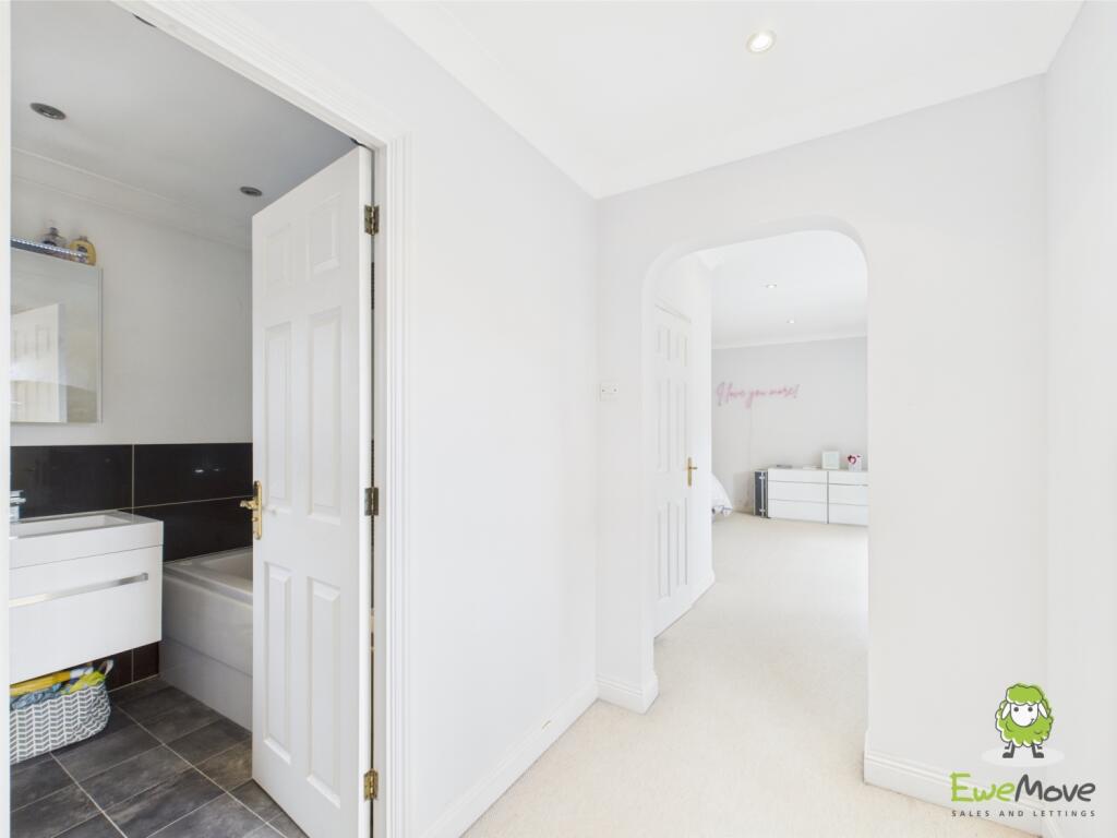 CAM03778G0-PR0239-STILL045