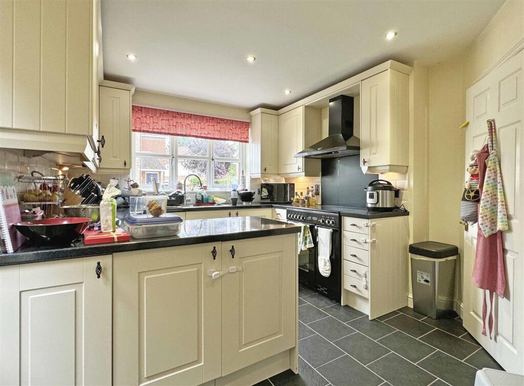 Kitchen c.jpg