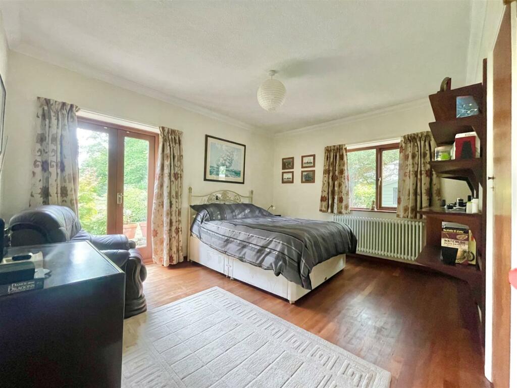 Bed 2.jpg