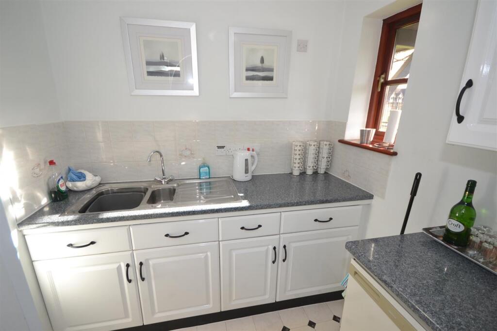 COMMUNAL KITCHEN