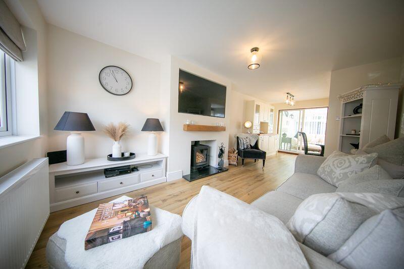 Lounge, dining area and sun lounge