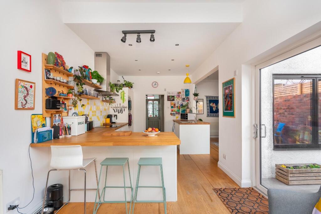 0R5RKE - KitchenSitting Room B.jpg