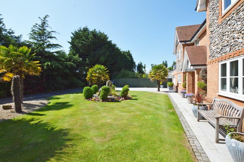 FRONT GARDEN