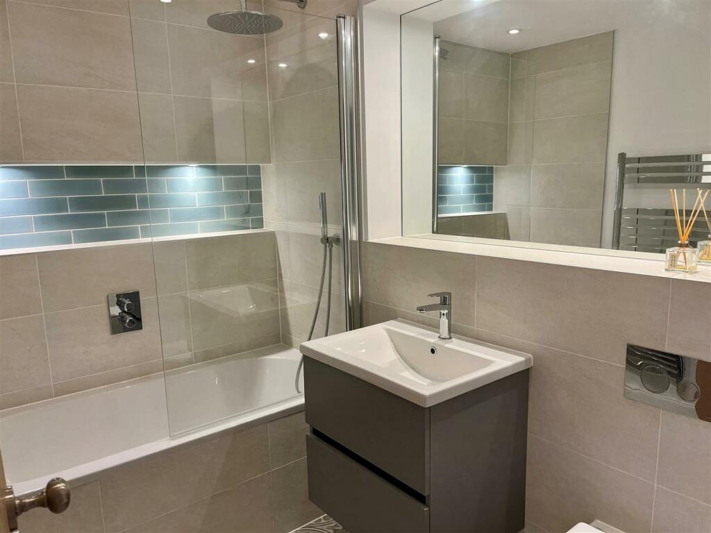 bathroom 1.jpg