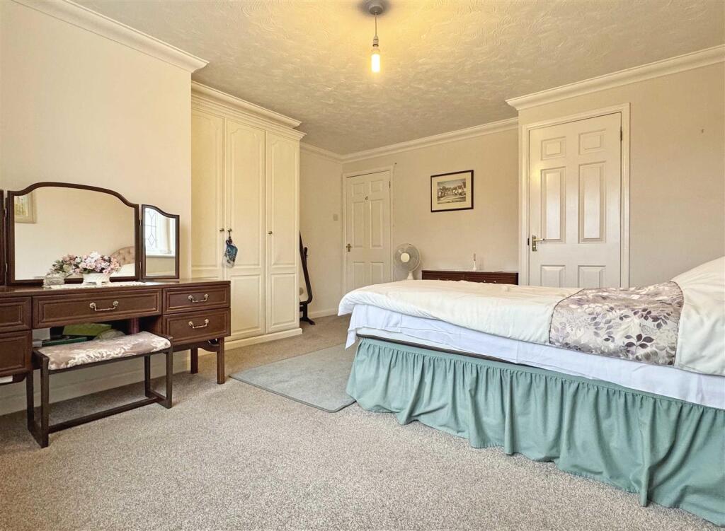 Master Bedroom b.jpg