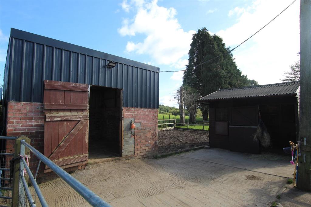 2 Useful Stable Building