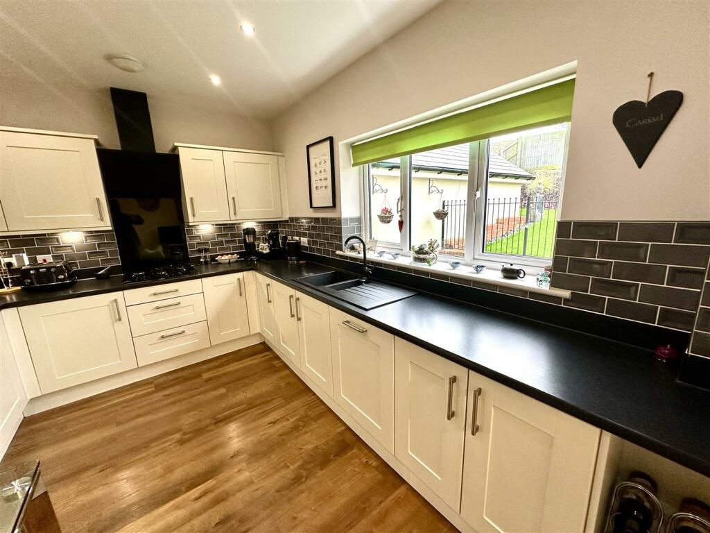 KITCHEN/BREAKFAST ROOM