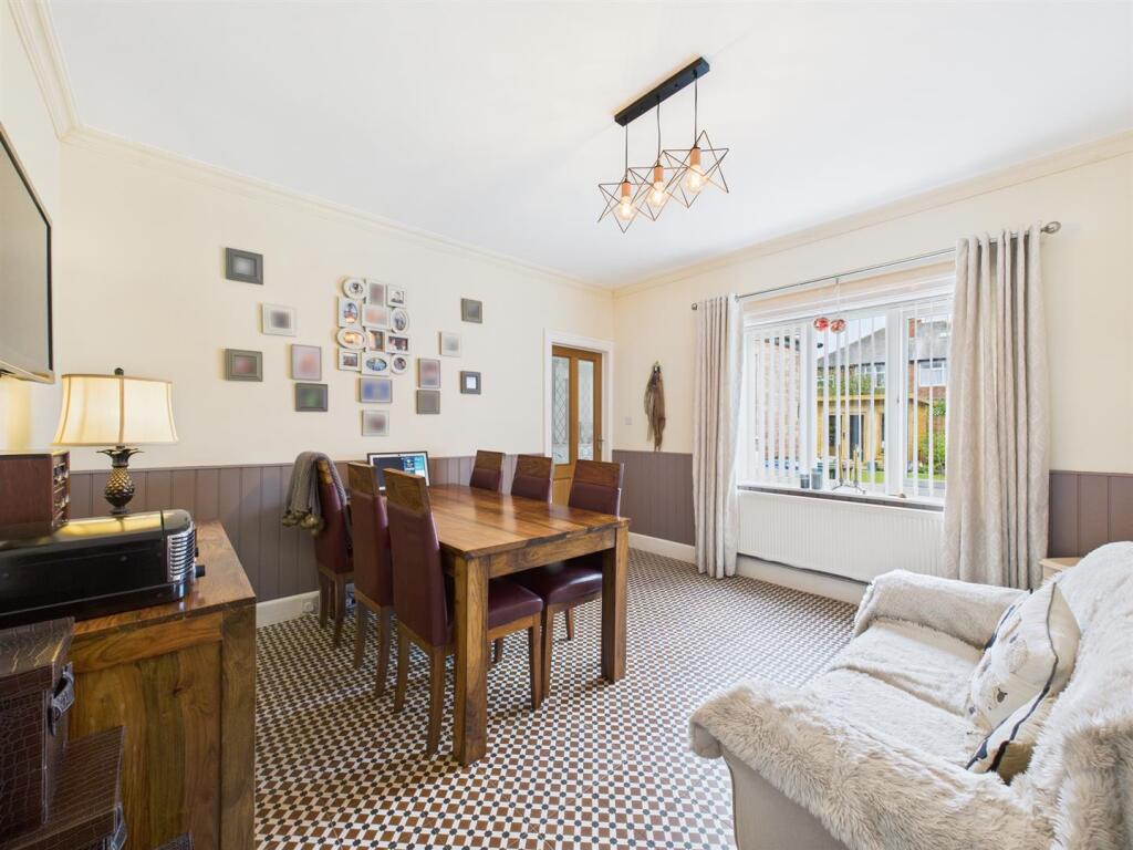 Dining room: