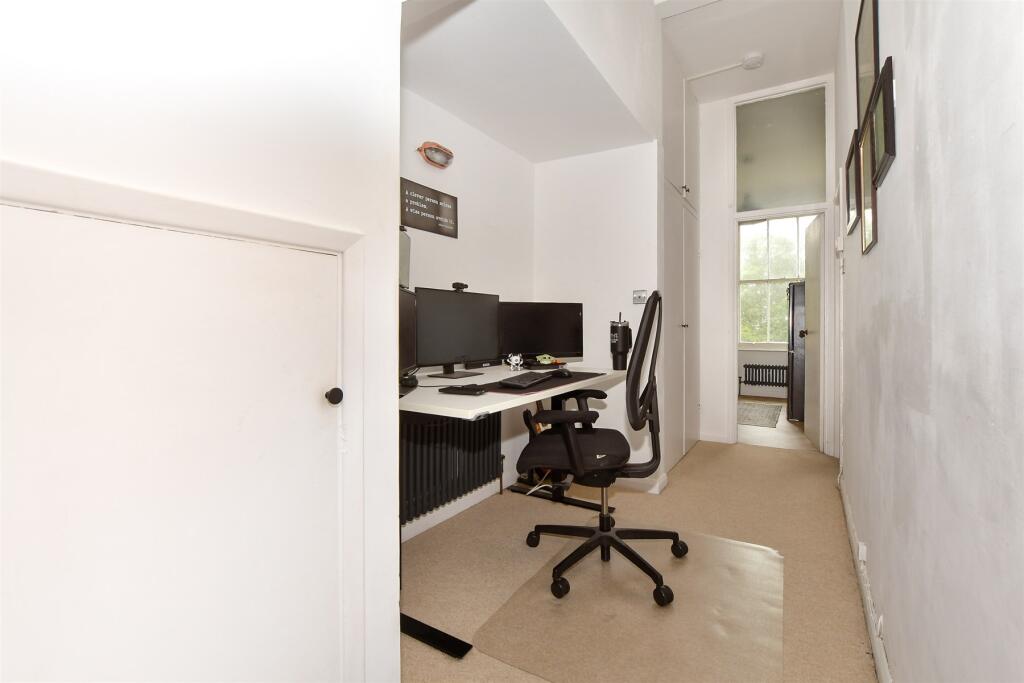 Entrance Hall/Study Area