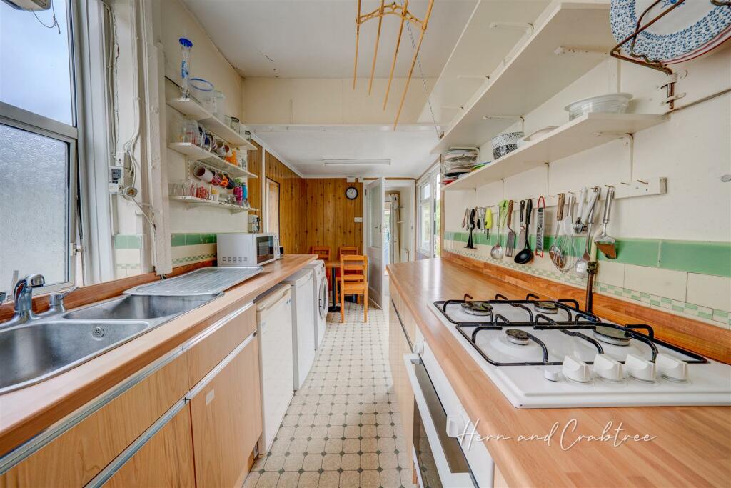 St Gowan Avenue, Heath, HernCrabtree (6).jpg