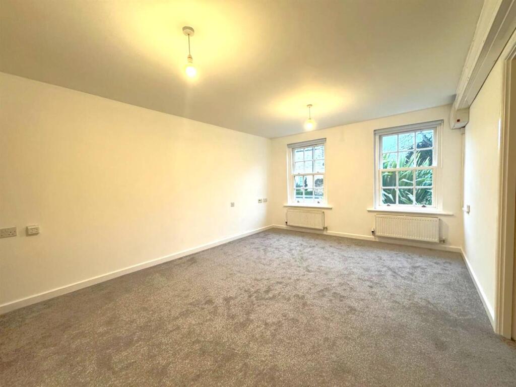 Thornton Hall Close, Northampton