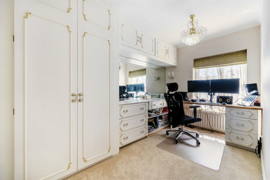 Bedroom/ Office