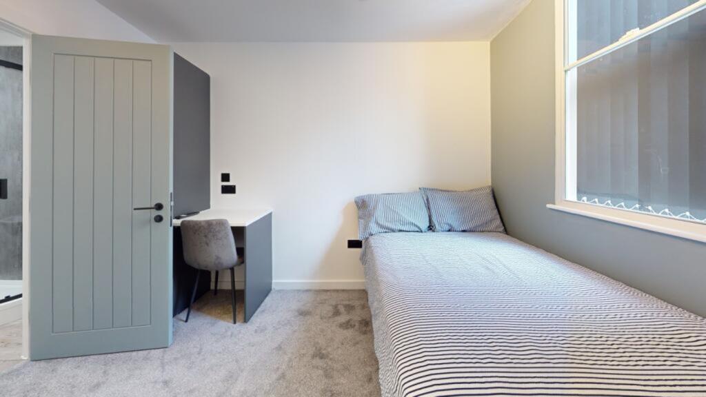 A bright and inviting double bedroom with a com...