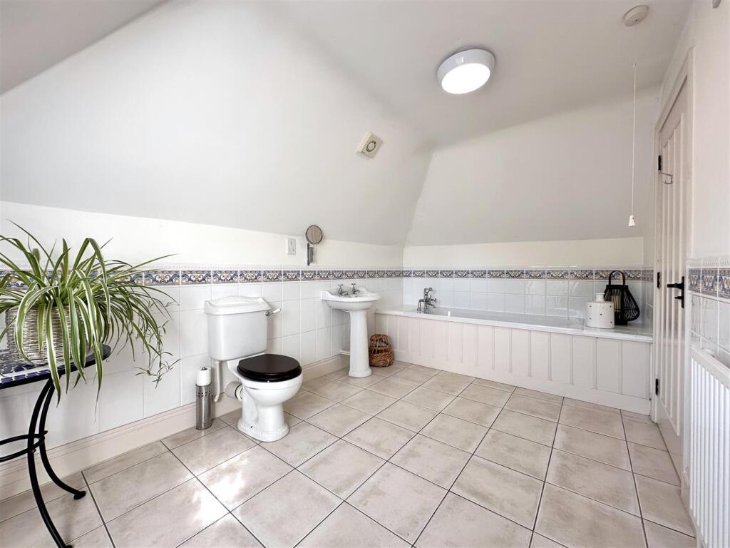 Second Floor Bathroom 082