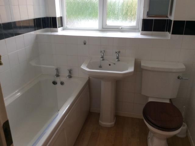 3 Bushy Close family bathroom.JPG