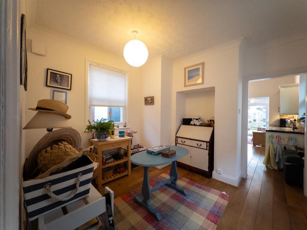 Sung/Play Room: