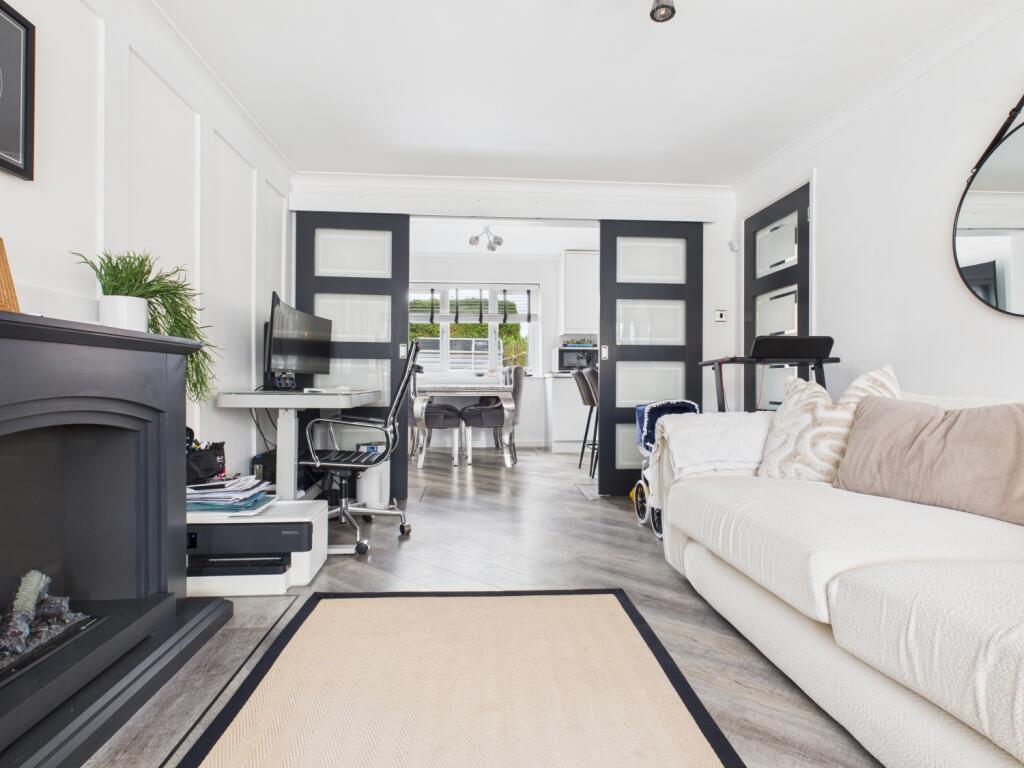 CAM03729G0-PR0173-STILL012