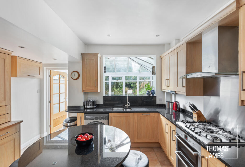 Meadway, dine in kitchen