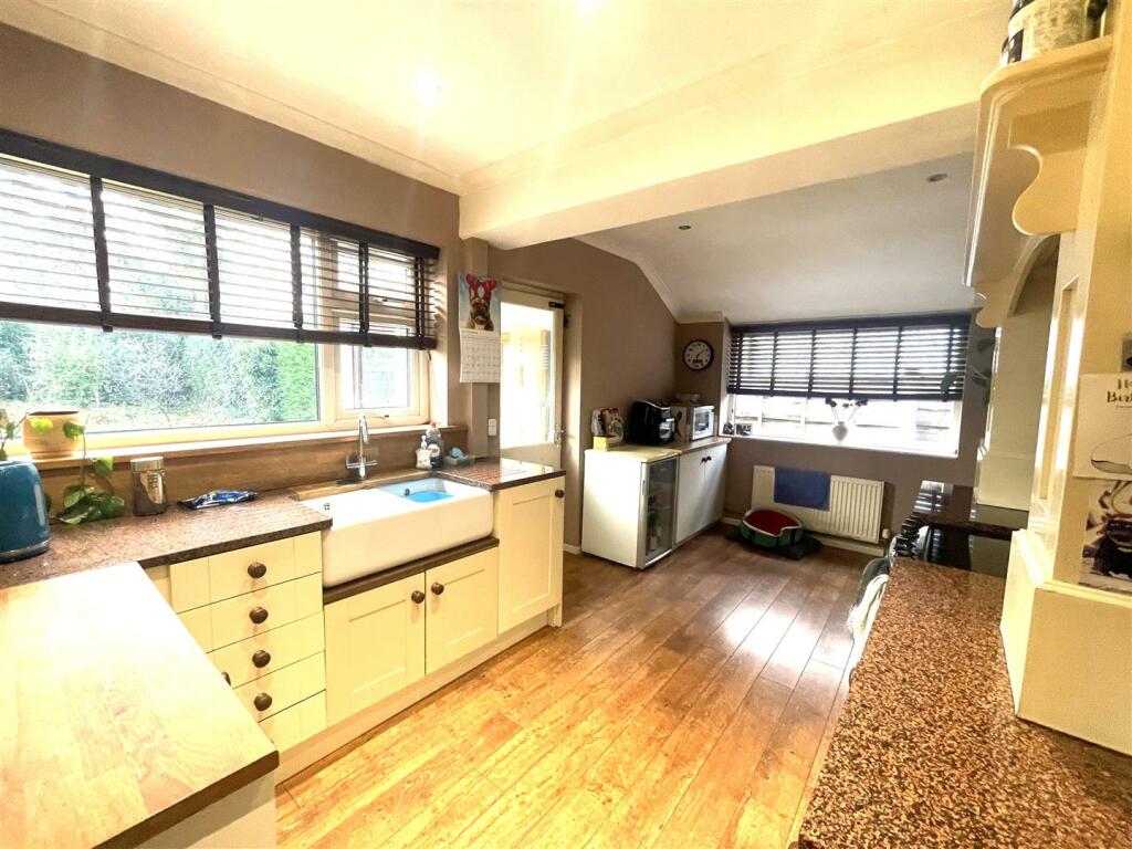 Kitchen 1.jpg