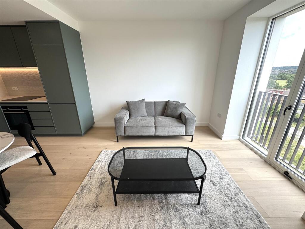 Living Room pic 6.jpeg