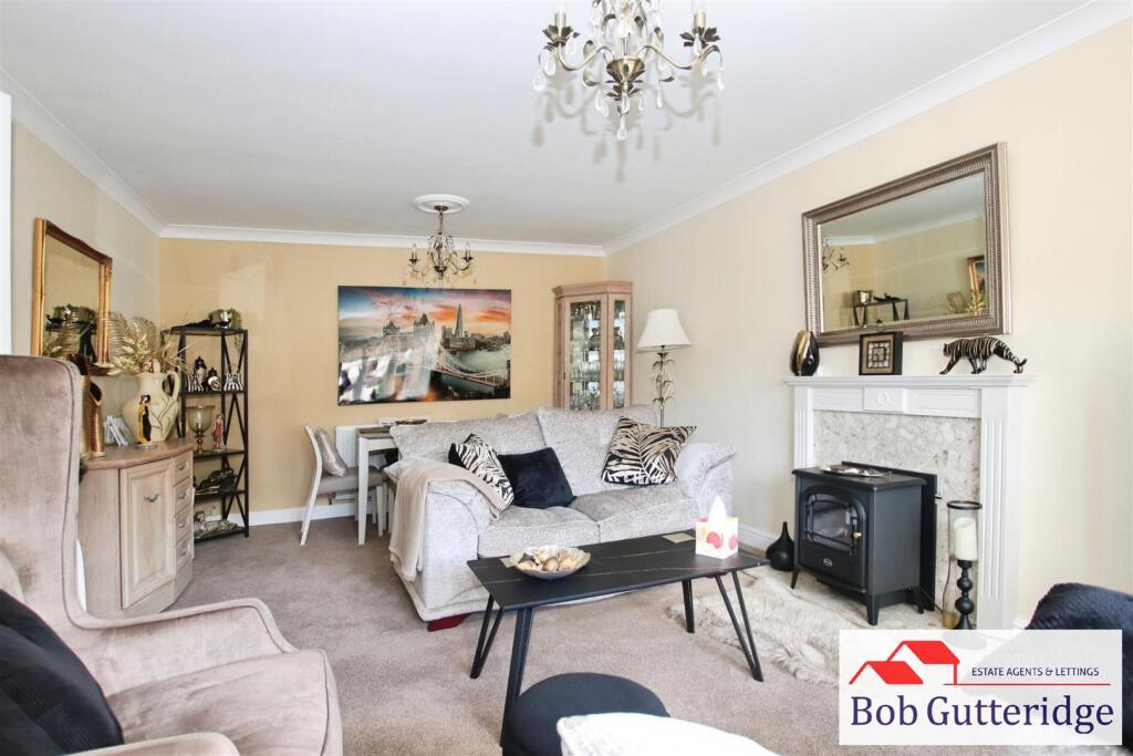 LOUNGE / DINING ROOM