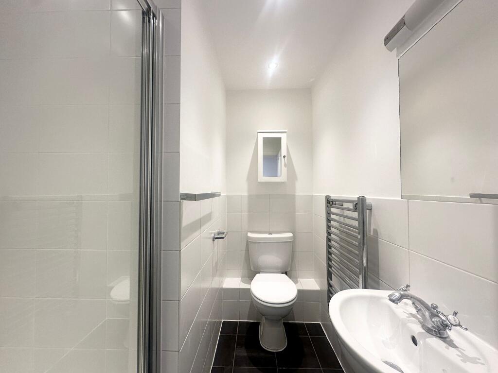 5 - BATHROOM.jpg