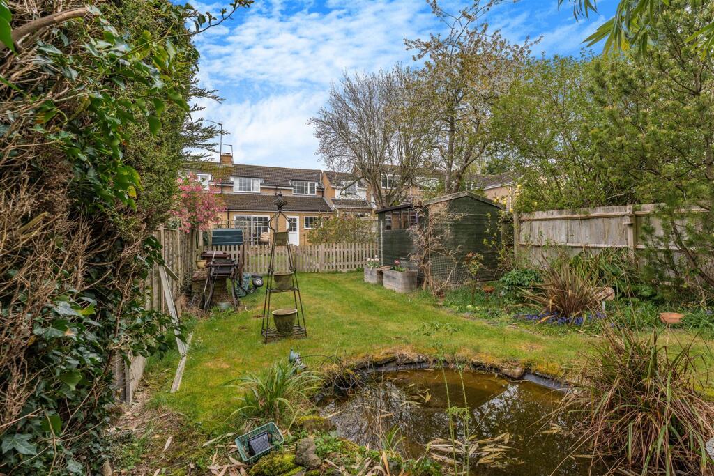 6 Gulliver's Close, Horley-22.jpg