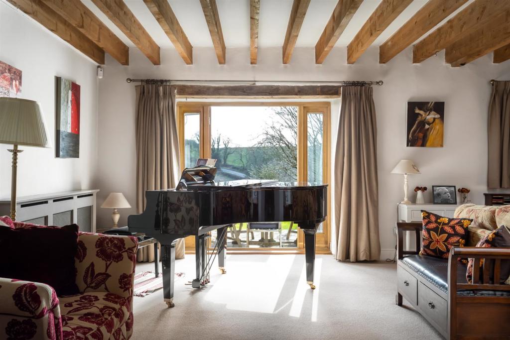 39 - Manor Barn - GL53 9PD - Web.jpg