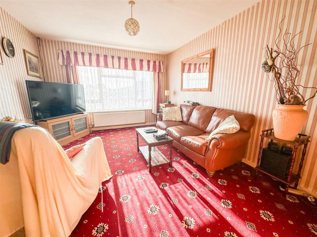 ALTERNATE VIEW OF LOUNGE