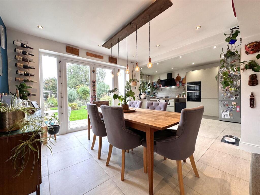 Substantial OPEN-PLAN Dining Kitchen 008