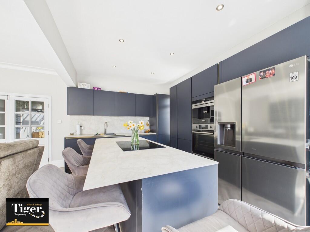 CAM02176G0-PR0528...