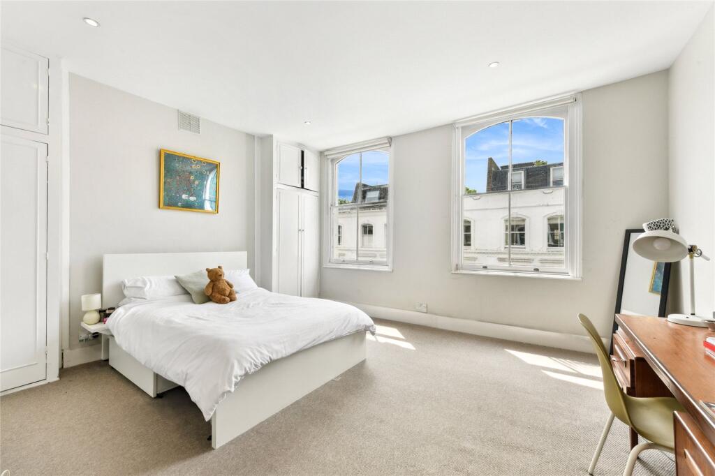 Bedroom (Upper M)