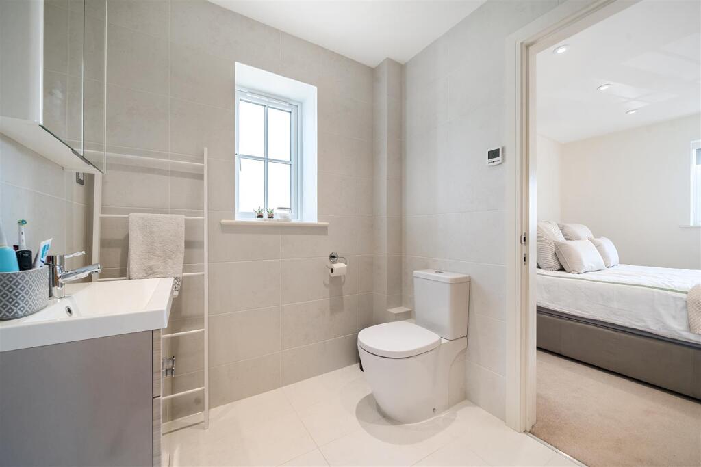 Honeysuckle Ensuite.jpg