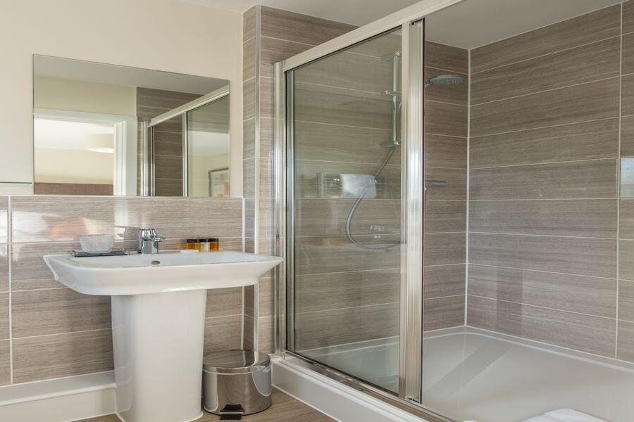 Ensuite bathroom 2_N