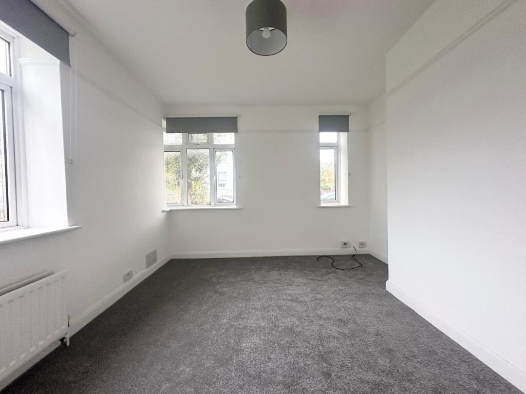 3 - LOUNGE.JPG