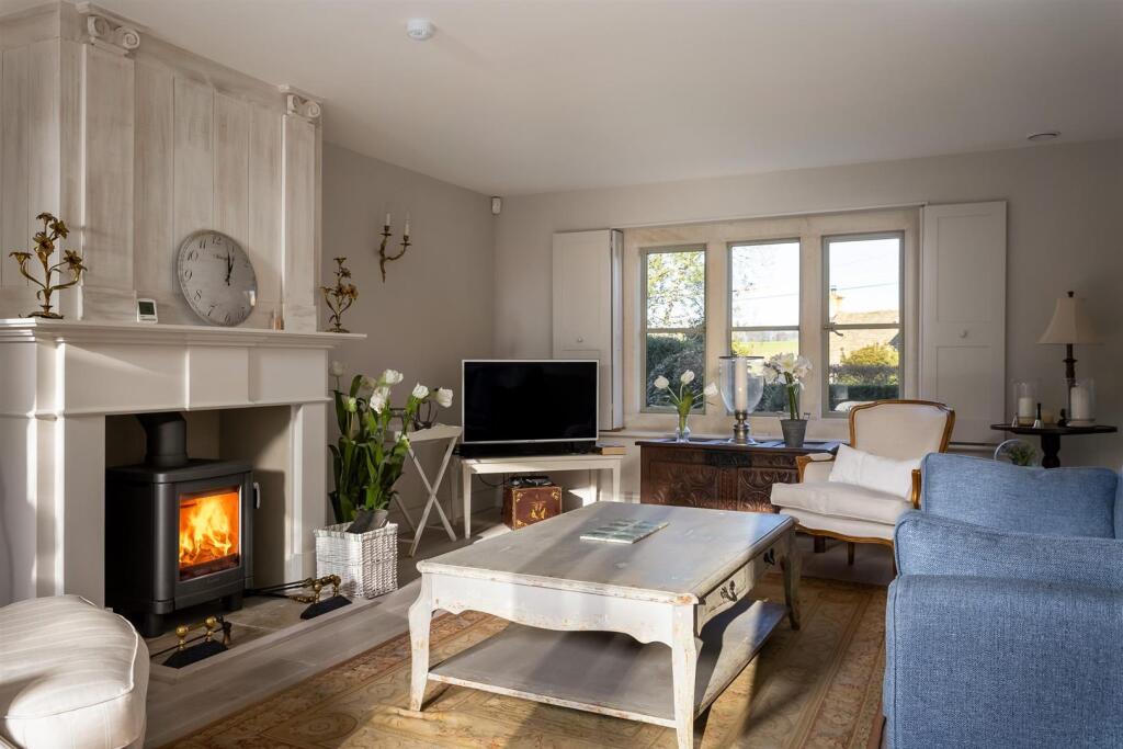 34 - Dovecote Cottage - GL7 5NG - Web.jpg