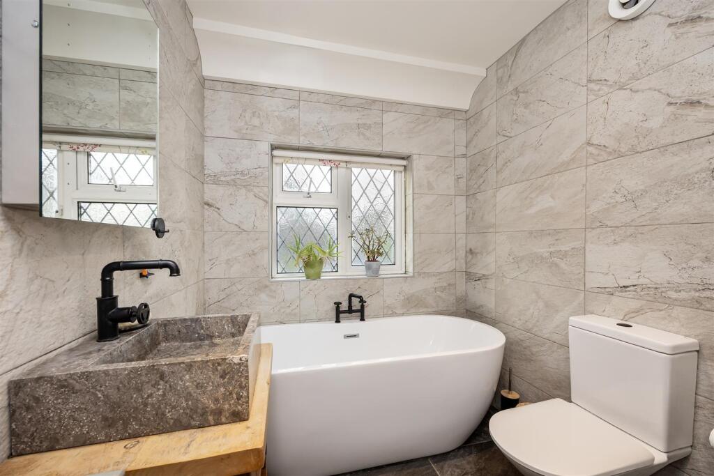 Nevill Road, 149-BATHROOM.jpg