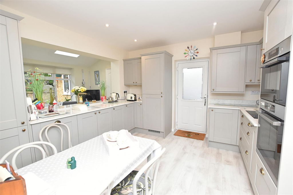 KITCHEN/BREAKFAST ROOM