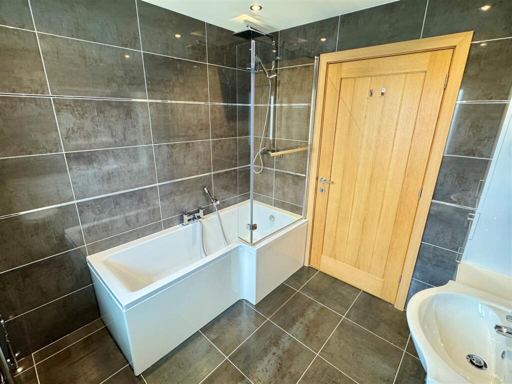 Caledonian House Bathroom
