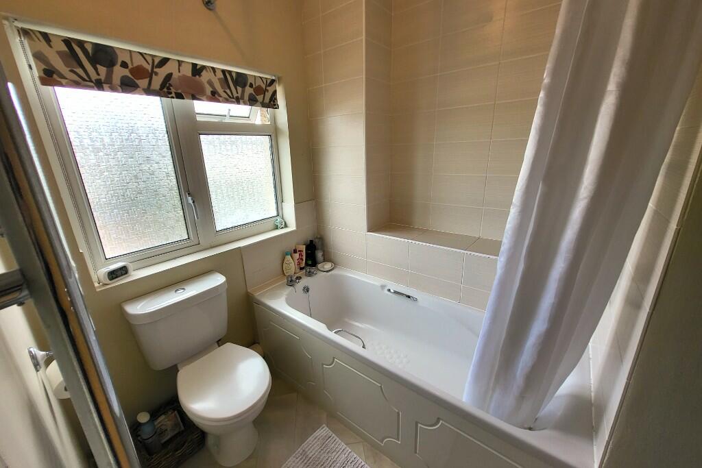 1st Floor Bathroom 