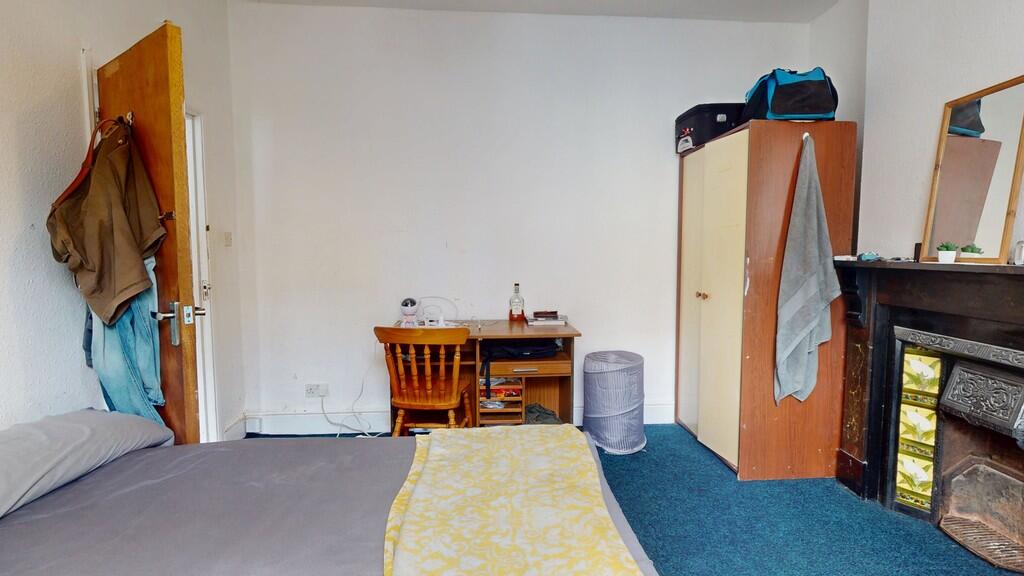 Bedroom 1 - Angle...