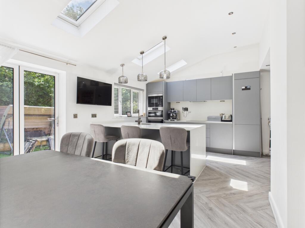 CAM03729G0-PR0090-STILL009