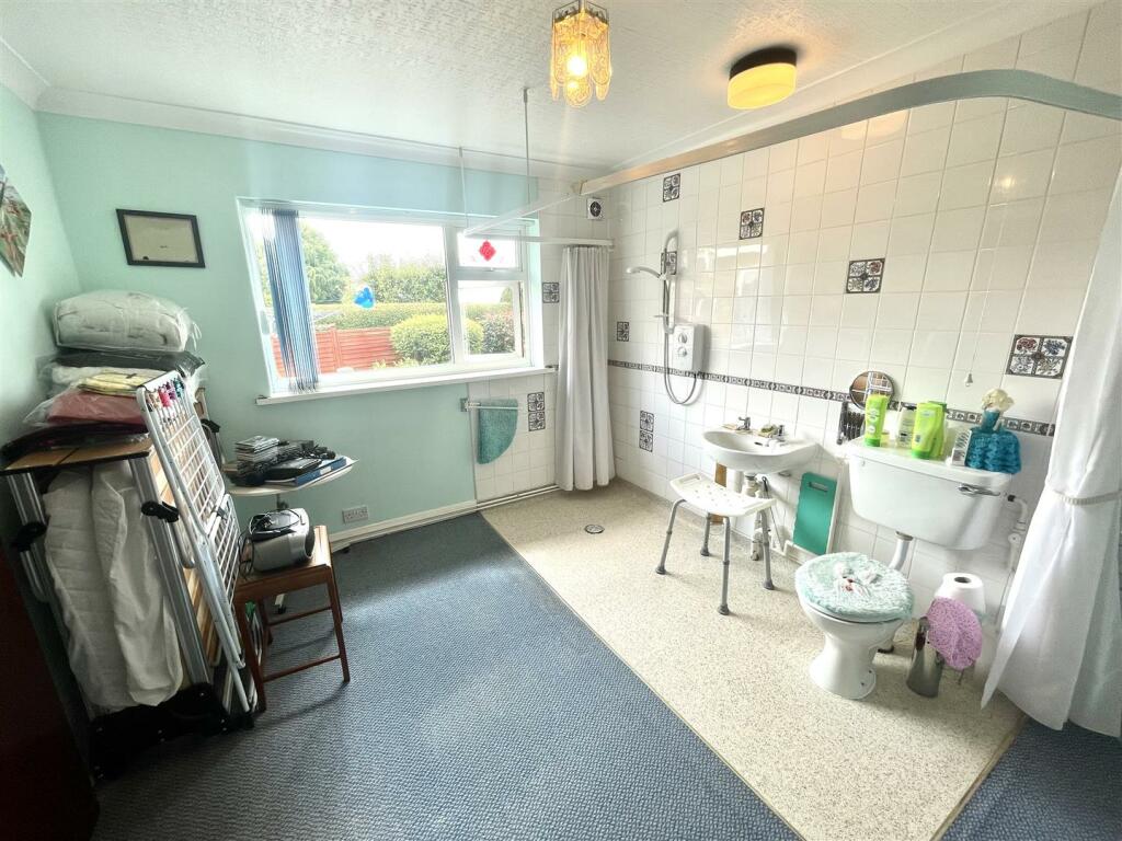 OPEN PLAN WET ROOM/BEDROOM TWO :