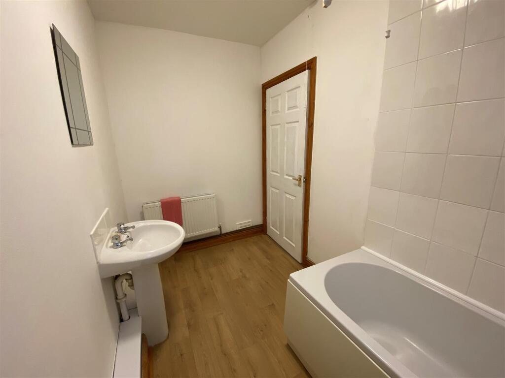 96 High Street rear flat bathroom 2.jpg