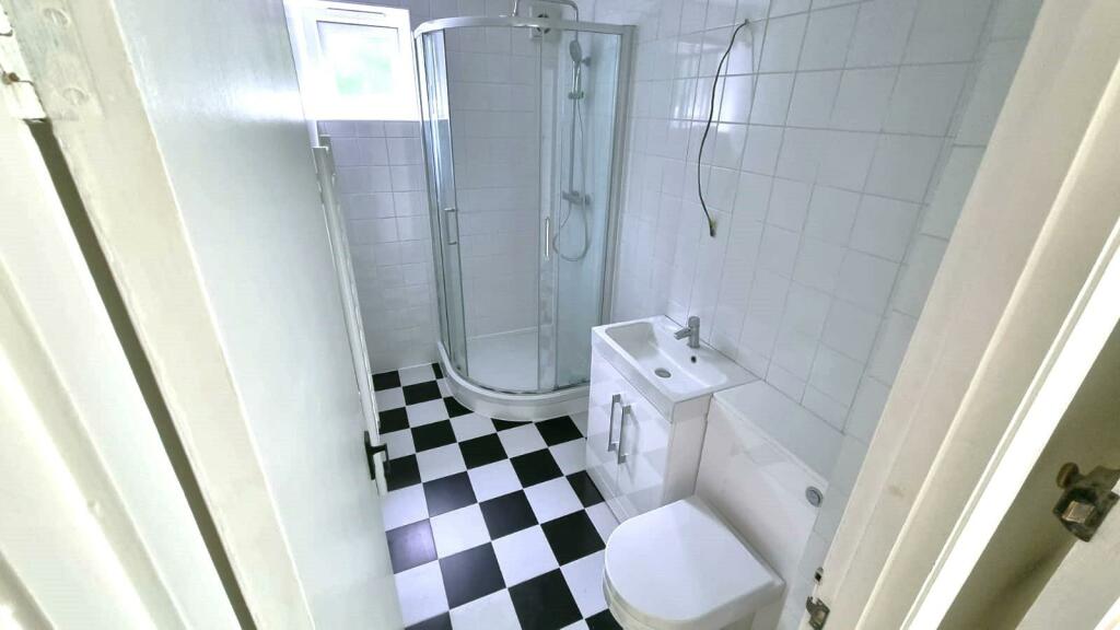 8HC Bathroom 2.jpeg