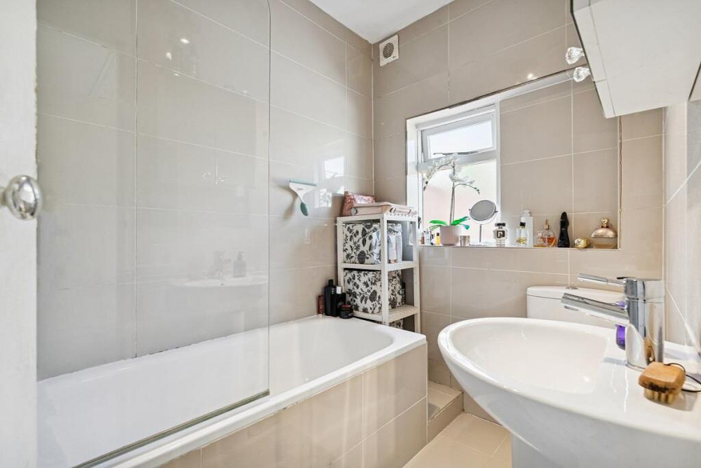 15 Boundary Road, London SW19 bathroom.jpg