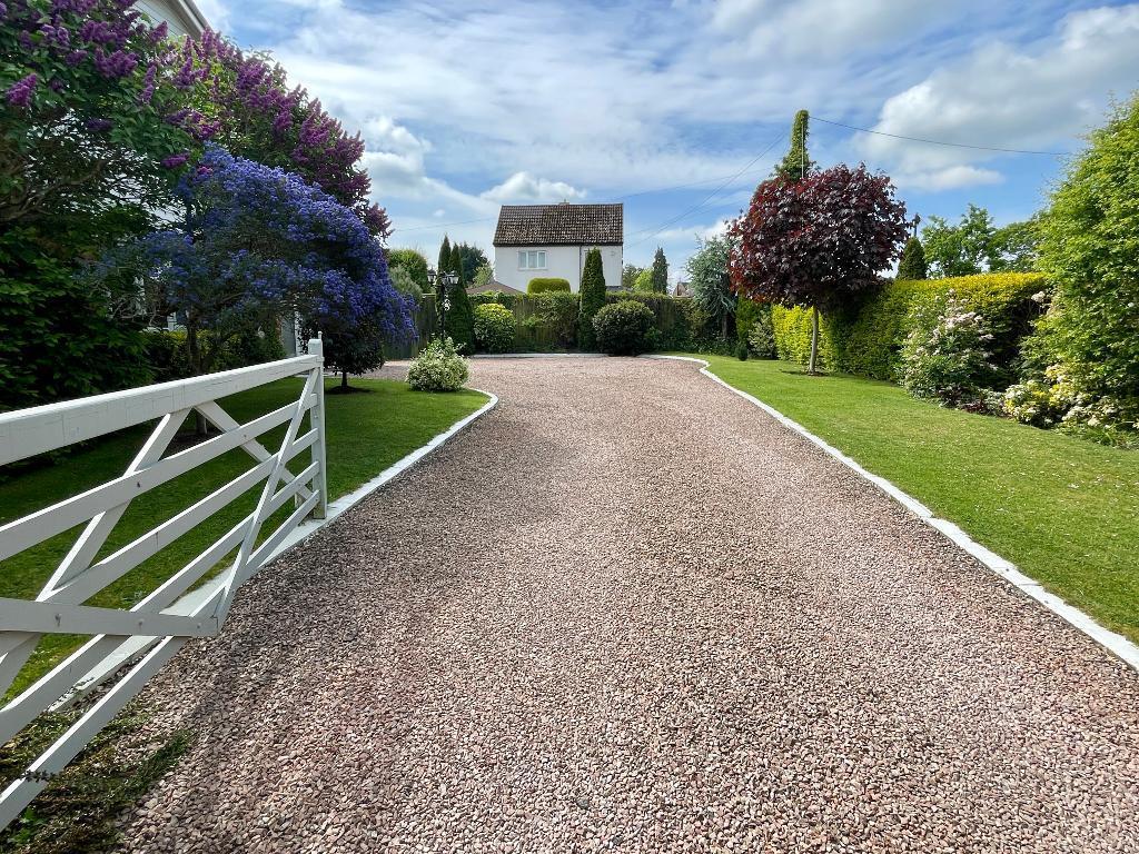 Gated driveway, parking for many cars