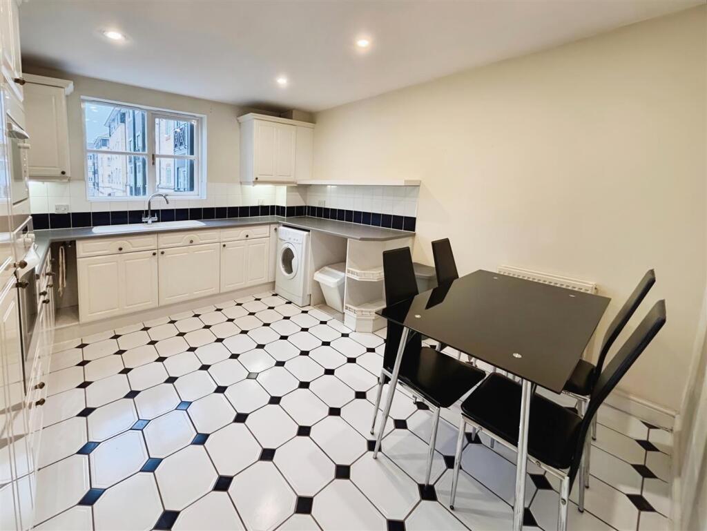 f8d55137-Kitchen 201.jpg