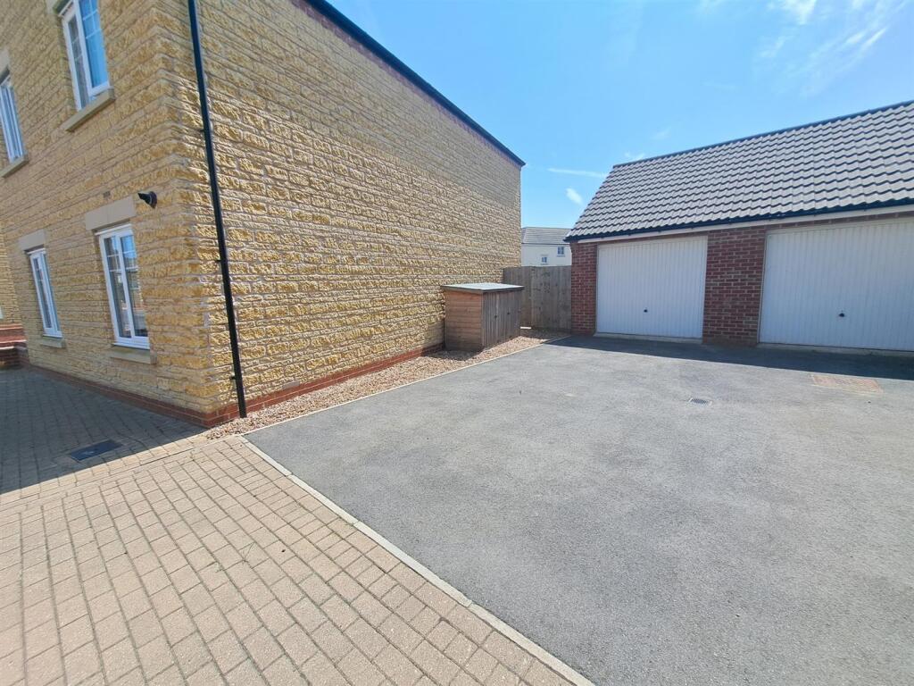 Dragonfly Way, Pineham