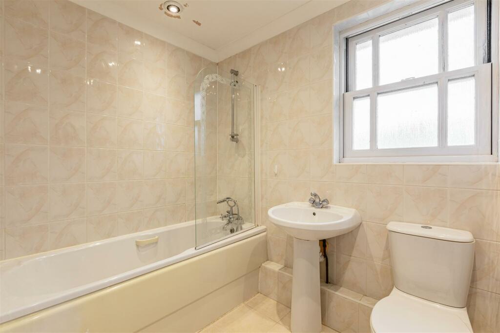 2a Burleigh Road, Addlestone, KT151pl - 15.jpg